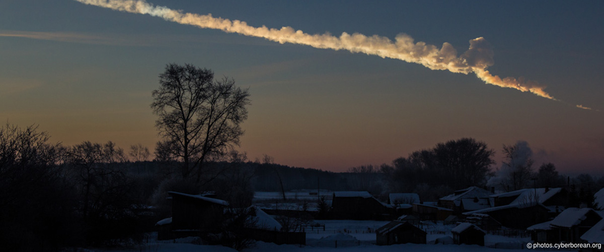 2013年2月15日，超级火流星在车里雅宾斯克上空留下痕迹。照片：Alex Alishevskikh/blog.cyberborean.org