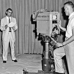 在联合国总部制作一个有关联合国紧急部队的电视节目的过程中，工作人员对摄影机进行测试，摄于1957年6月。联合国图片/NB
