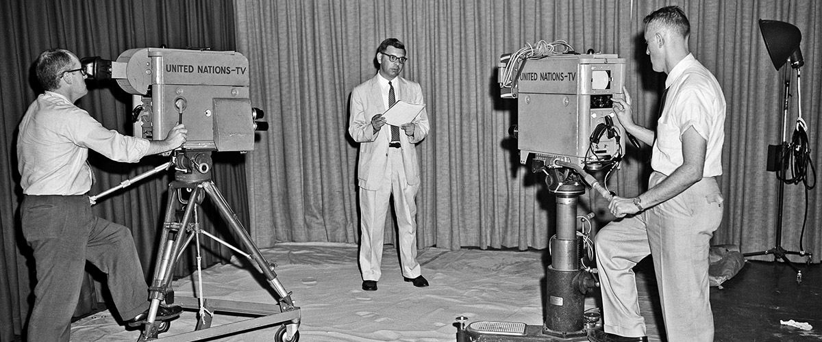 在联合国总部制作一个有关联合国紧急部队的电视节目的过程中，工作人员对摄影机进行测试，摄于1957年6月。联合国图片/NB