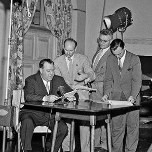 1951年，联合国动态影像组工作人员拍摄第一任秘书长特里格夫·赖伊，以为电台节目“和平的代价