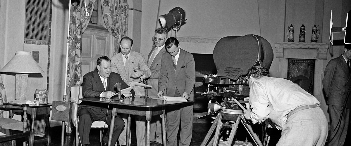 1951年，联合国动态影像组工作人员拍摄第一任秘书长特里格夫·赖伊，以为电台节目“和平的代价“制作电视版本。联合国图片/MB
