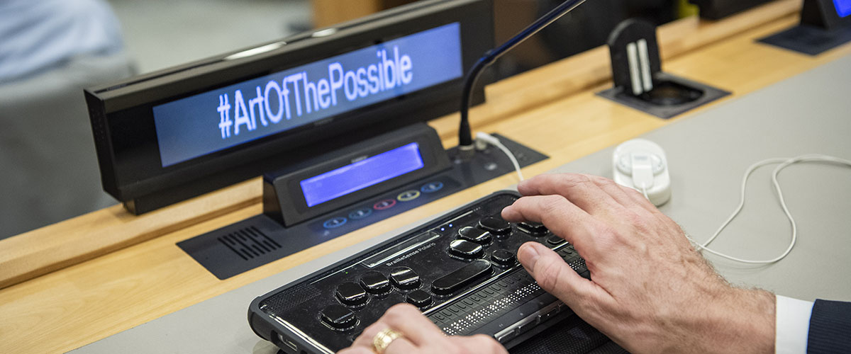 在为纪念世界残疾人日举行的名为“可能的艺术”的特别活动上，一名参与者正在使用盲文键盘。联合国图片/Manuel Elias