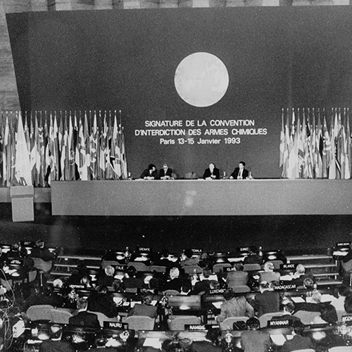 《禁止化学武器公约》签署仪式。1993年，巴黎 联合国图片/Michel Claude