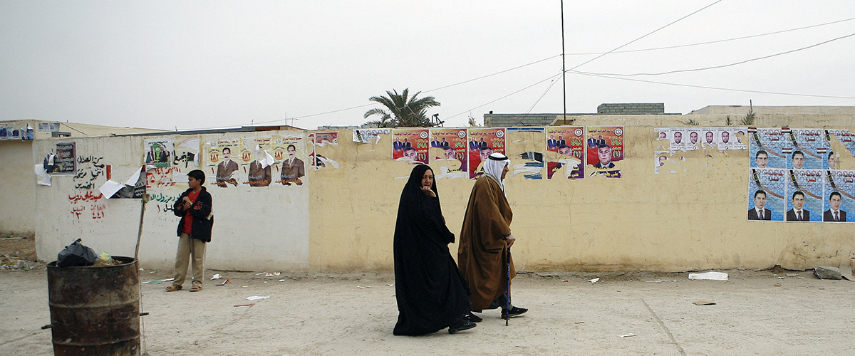 在2009年伊拉克选举的当天，一名男士与一名女士在一个投票站外。