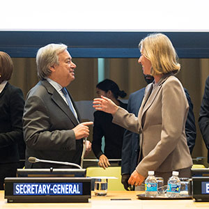 秘书长古特雷斯与欧盟外交和安全政策高级代表兼欧盟委员会副主席费德里卡·莫格里尼（右中）在聚光灯倡议启动仪式前对话。联合国图片/Rick Bajornas
