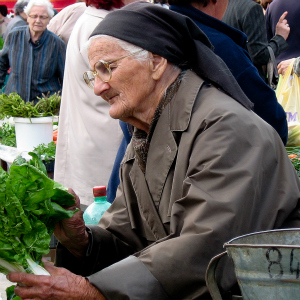 在克罗地亚城市萨格勒布的一个熙熙攘攘的露天市场里，一位老妇人正在选购蔬菜。 图片：世界银行/Celine Ferre