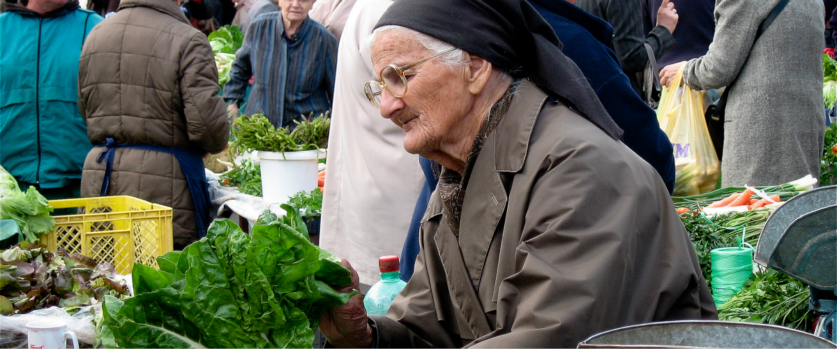在克罗地亚城市萨格勒布的一个熙熙攘攘的露天市场里，一位老妇人正在选购蔬菜。 图片：世界银行/Celine Ferre