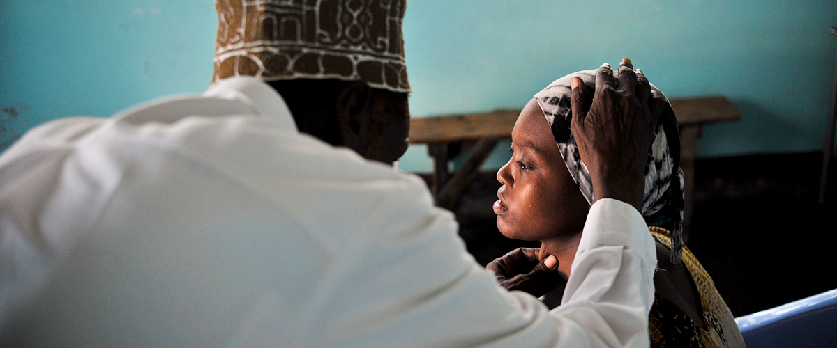 在负责冲突中性暴力问题秘书长特别代表访问索马里摩加迪沙期间，一名医生在妇幼保健中心为患者诊疗。联合国图片/ Tobin Jones