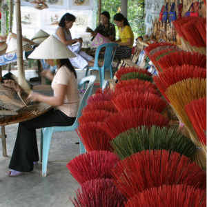 越南中部一个旅游景点附近的一个家庭商店里，一名青年女性正在制作香枝。工发组织图片/Chau Doan