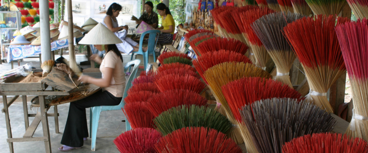 越南中部一个旅游景点附近的一个家庭商店里，一名青年女性正在制作香枝。工发组织图片/Chau Doan 