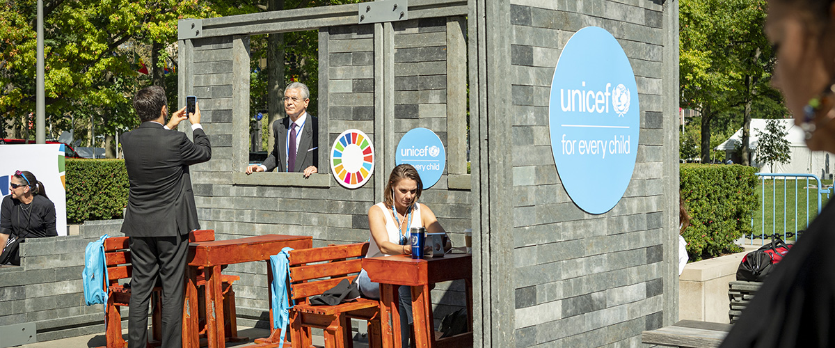 联合国儿童基金会（UNICEF）在联合国访客广场展示的一个教室实体模型。搭建这个教室所用的用模板由塑料废料制成，易于组装、耐用并且成本低廉。 联合国图片/Rick Bajornas