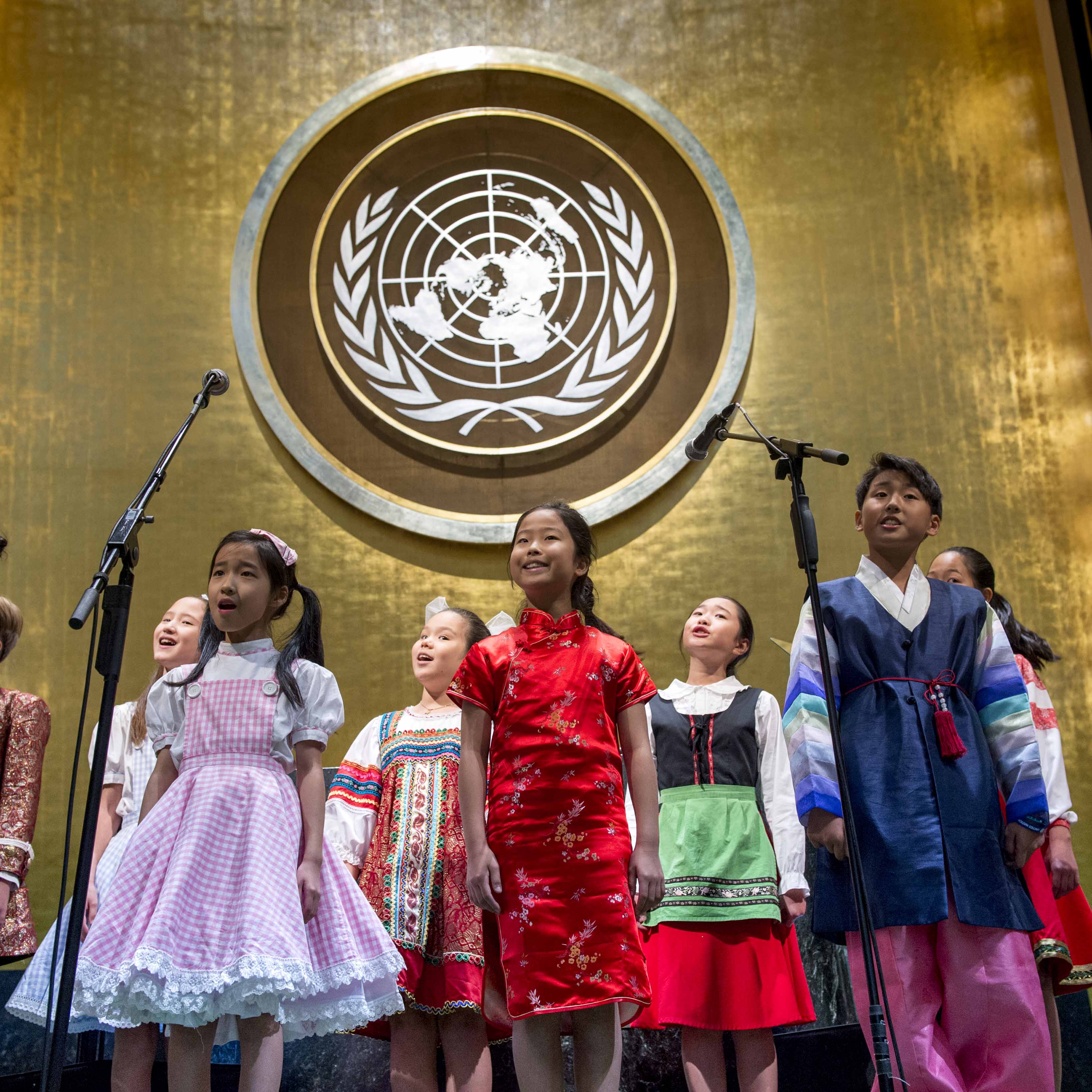 儿童在“国际和平日（9月21日）”特别活动期间表演，活动的主题是“可持续发展目标：建设和平之路”联合国图片/ Cia Pak 