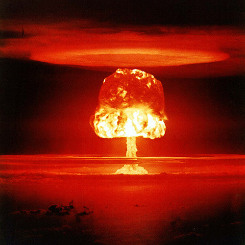 罗密欧城堡——1954年3月1日，美国在马绍尔群岛的比基尼环礁进行的一项大气核试验。照片:美国政府