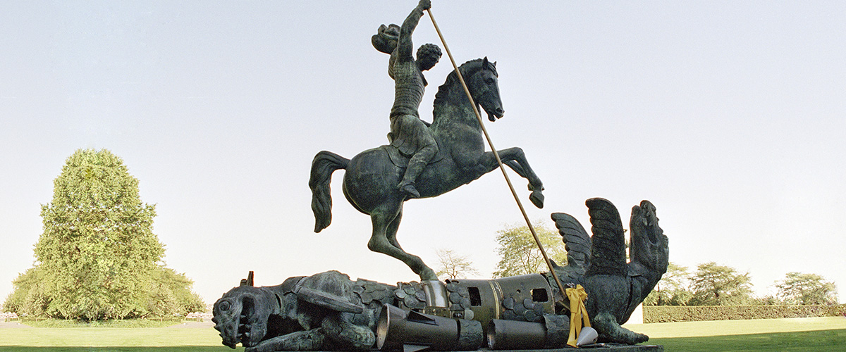 圣乔治屠龙雕塑。此雕塑由苏联SS-20和美国潘兴核导弹碎片制成。联合国图片/Milton Grant