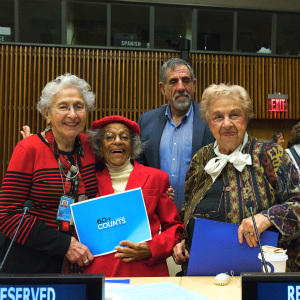 国际老年人日“城市环境中的可持续性和年龄包容性”特别活动的参与者们，摄于联合国总部，2015年10月。联合国图片/Kim Haughton 