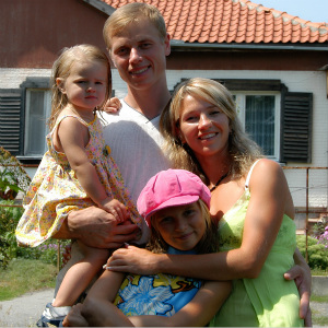 乌克兰斯城市拉武季奇的一个家庭在门前合影。