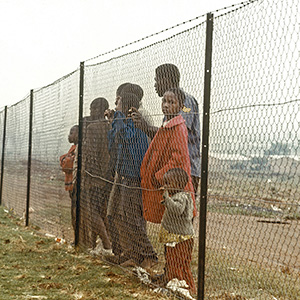 南非种族隔离时期，约翰内斯堡附近的黑人儿童站在把他们与白人社区隔开的围栏后。联合国图片