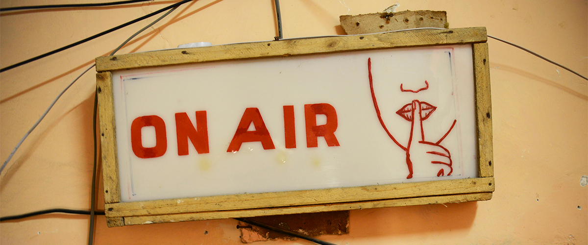 摩加迪沙其中一个最有名的广播电台——谢贝利电台的“正在播放”标志。