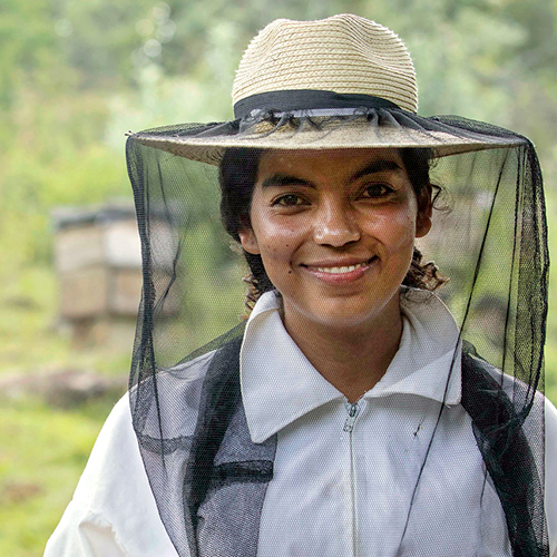 养蜂人兼企业家奥拉里亚·鲁阿诺·利马（Oralia Ruano Lima），摄于危地马拉。图片：联合国妇女署/ Rosendo Quintos