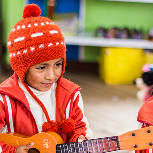 秘鲁乡村学校的孩子们正在唱歌和演奏乐器。开发署秘鲁办事处图片