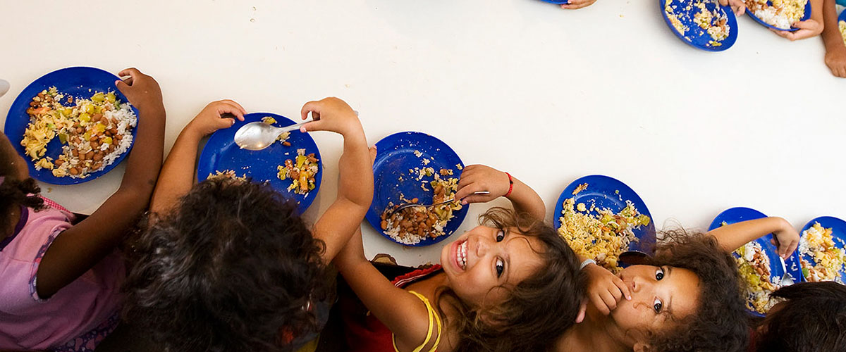 这些面带微笑的女孩们受益于粮农组织学校供餐计划。该计划旨在促进良好营养，推动拉丁美洲和加勒比地区的社会发展。 粮农组织图片