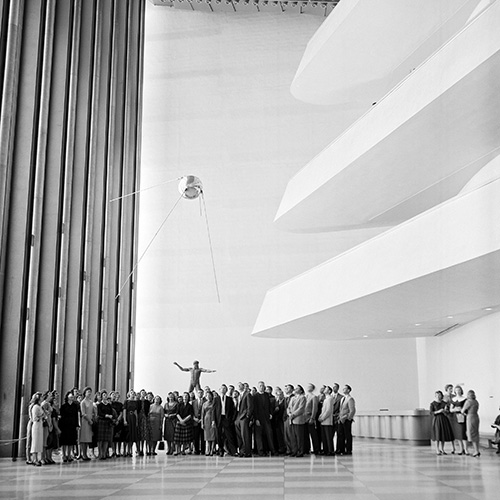 参观联合国总部的一组青年学生，正在观看苏联于1957年发射的第一颗人造地球卫星斯普特尼克的模型。  联合国图片/MB 
