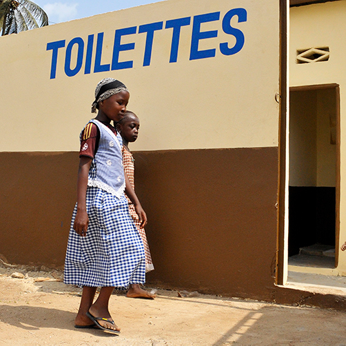 联科行动支持改善科特迪瓦阿比让的学校和厕所，摄于2012年。联合国图片/Patricia Esteve