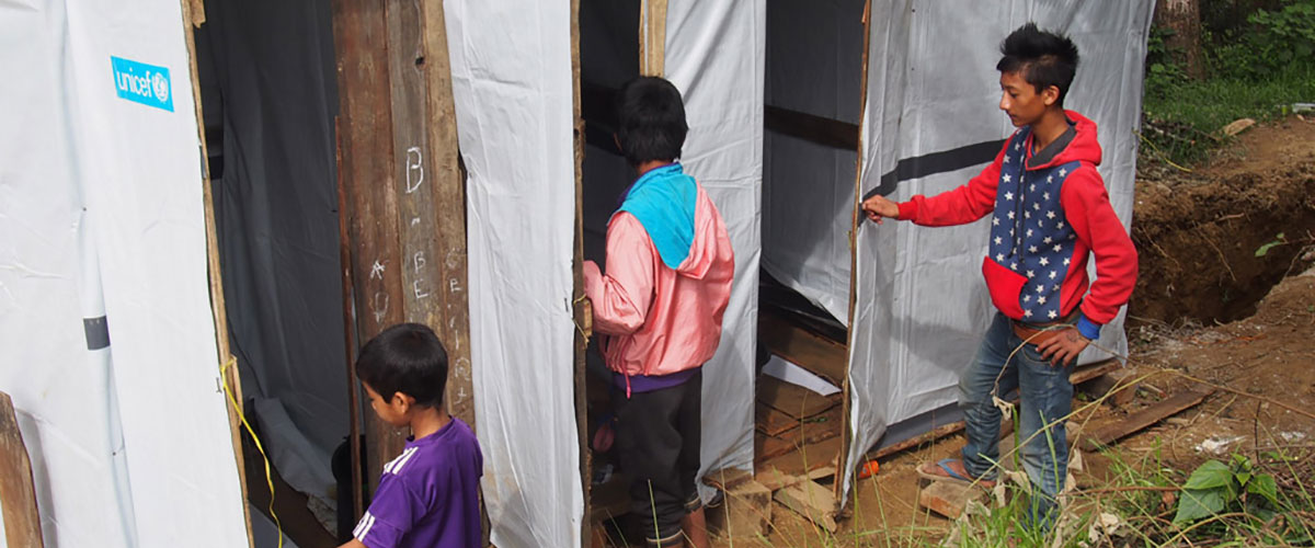 缅甸哈卡市避难所的儿童在使用儿基会赞助建造的厕所。儿基会图片/Kap Za Lyan