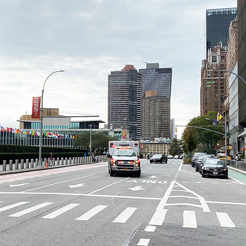 国纽约曼哈顿第一大道与42街附近，一辆行驶中的救护车。