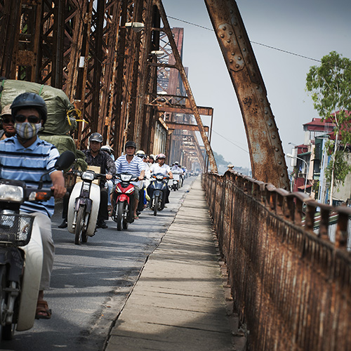 大量摩托车正在跨越越南河内的奠边桥。