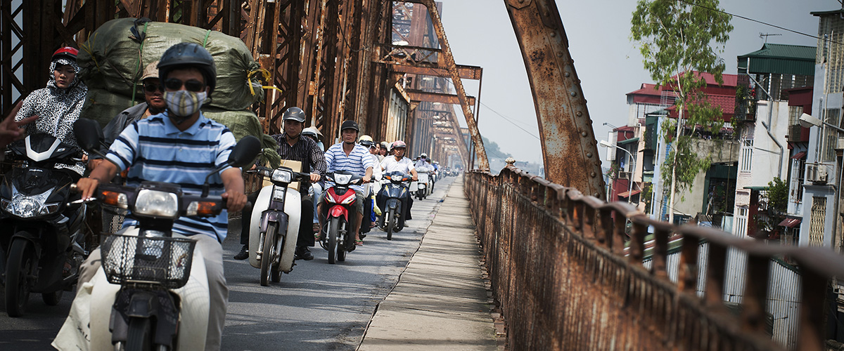 大量摩托车正在跨越越南河内的奠边桥。