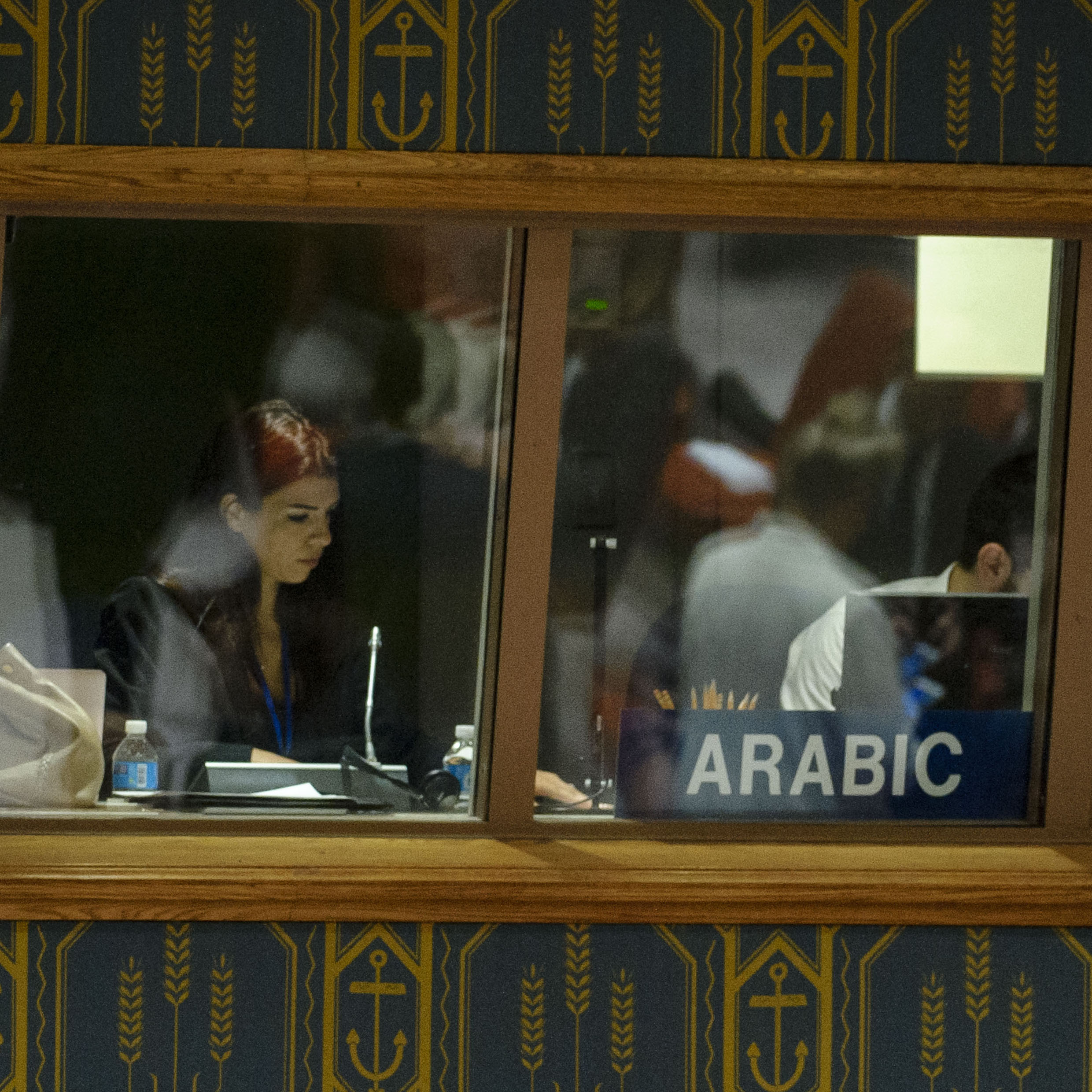 联合国阿拉伯语口译员在进行翻译。