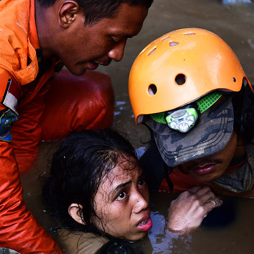 2018年9月，印度尼西亚苏拉威西岛中部遭受地震和海啸袭击后，一名15岁的少女从自家房屋的瓦砾中被救出。这是自2004年印度洋大海啸以来，印度尼西亚第六次遭受海啸袭击。联合国减少灾害风险办公室（UNISDR）的数据显示，印度尼西亚的海啸死亡人数超过任何其他国家。 ©联合国儿童基金会/Tirto.id/@Arimacswilander