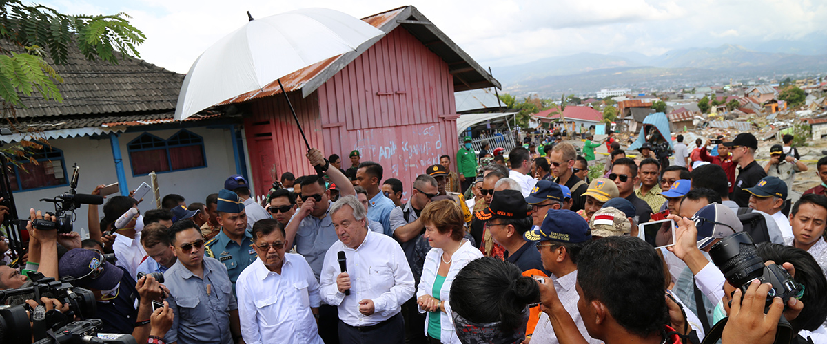 联合国秘书长安东尼奥·古特雷斯（中）在遭受地震和海啸袭击的印度尼西亚苏拉威西岛中部城市帕卢发表讲话。联合国图片/Anthony Burke