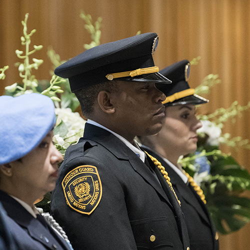 维持和平人员举行年度追悼会，以纪念在任职期间丧生的联合国工作人员。