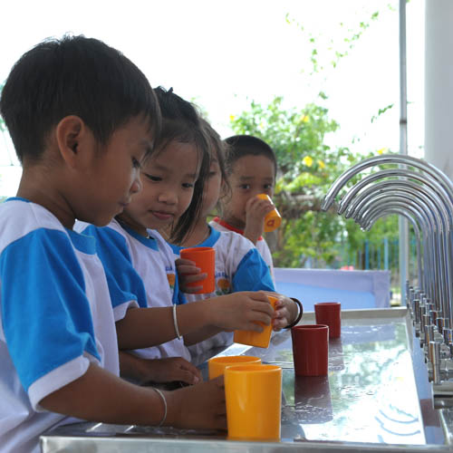 越南宁顺省北隘县福太乡福仙幼儿园的幼儿们对了解儿基会和日本政府提供的水过滤系统很感兴趣。© 儿基会越南办事处\2016\Media One