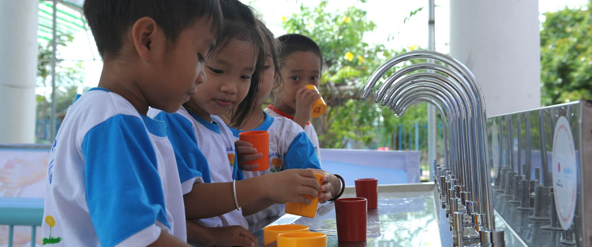 越南宁顺省北隘县福太乡福仙幼儿园的幼儿们对了解儿基会和日本政府提供的水过滤系统很感兴趣。© 儿基会越南办事处\2016\Media One