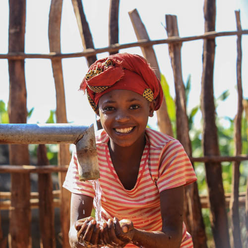 儿基会在科波尔奥隆乔村建造了新的供水点。12岁的泽拉莱姆·卡萨今年上五年级，她正在供水点取水。© 儿基会埃塞俄比亚办事处/2018/Nahom Tesfaye