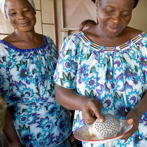 居科特迪瓦的丧偶妇女在一家非政府组织的帮助下经营一个小饭馆。