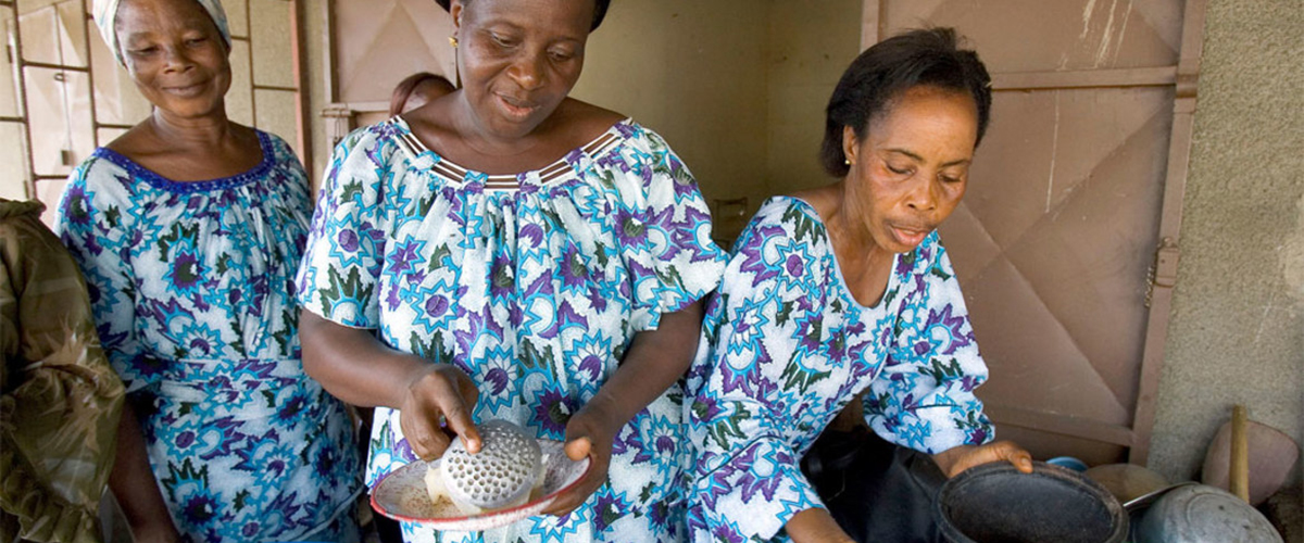 科特迪瓦的丧偶妇女在一家非政府组织的帮助下经营一个小饭馆。