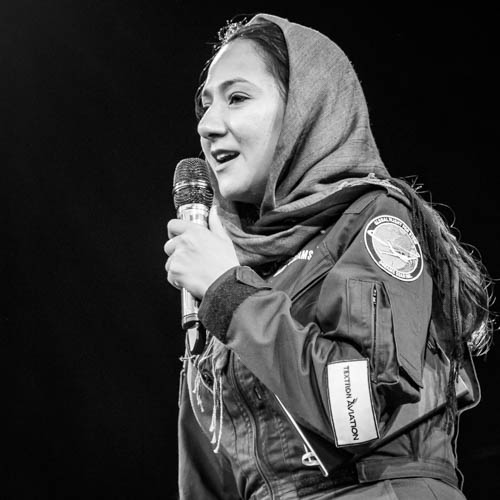 美国阿富汗裔专业飞行员沙伊塔•瓦兹一直通过独自环球飞行促进女童在科学、技术、工程和数学方面的教育。图为她与喀布尔的女学生分享了自己鼓舞人心的故事，讲述作为阿富汗移民的女儿，她是如何实现自己的理想抱负的。摄于2017年，开发署阿富汗办事处图片/Omer Sadaat