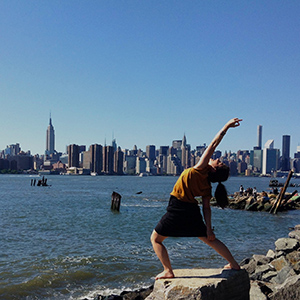 和平战士面对纽约的天际线摆出瑜伽动作。图片: Pauline Busson
