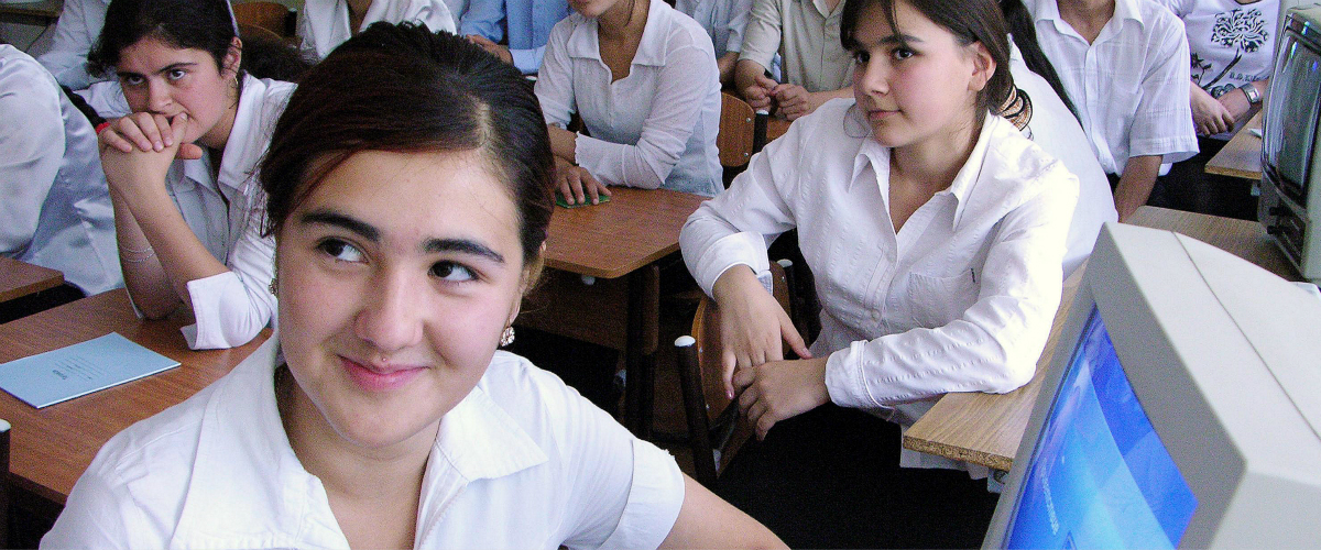 学生们在教育改革项目下焕然一新、配有设备的杜尚别88号学校里。摄于塔吉克斯坦。世界银行图片/Gennadiy Ratushenko